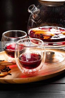 Tarçın ve turuncu ile mulled şarap