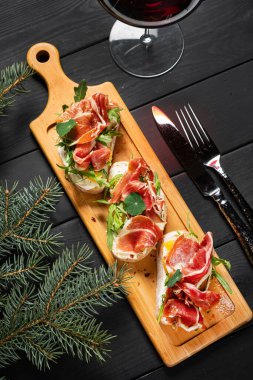 Siyah arka planda Noel mezeleri