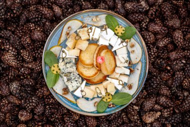 Noel masasında peynir tabağı