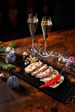 Noel antipasti köftesi tavuk güvecinden yapılır., 