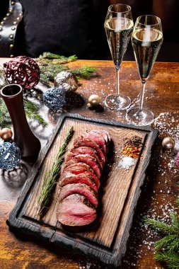 Noel masasında biftek fileto.