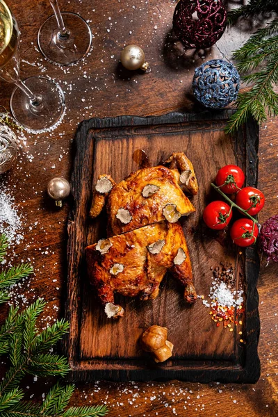 Weihnachtshuhn Und Champagner Auf Dem Tisch — Stockfoto