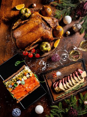 Noel hindisi ahşap masada