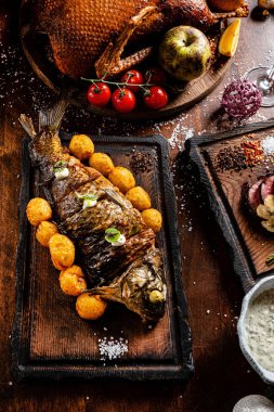 Noel masasında ızgara sazan balığı.