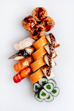 Beyaz arka planda lezzetli suşi.
