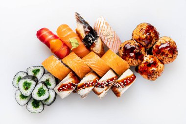 Beyaz arka planda lezzetli suşi.