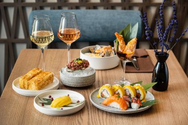 Asya restoranında akşam yemeği.