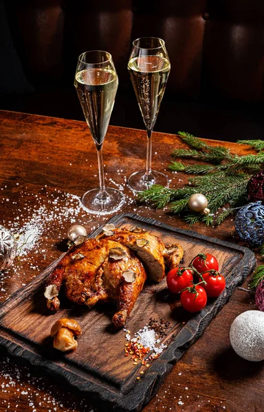 Noel tavuğu ve şampanya masada.