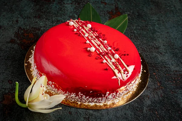 Vörös Mousse Torta Orchideával — Stock Fotó