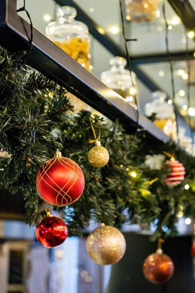 Decoração Festiva Com Luzes Coloridas Vivas Sino Espumante Feliz Ano — Fotografia de Stock