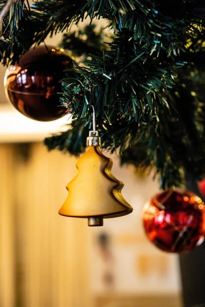 Decoração Festiva Com Luzes Coloridas Vivas Sino Espumante Feliz Ano — Fotografia de Stock