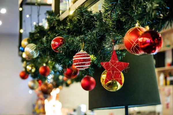 Decoração Festiva Com Luzes Coloridas Vivas Sino Espumante Feliz Ano — Fotografia de Stock