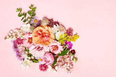 Pembe arka planda güzel çiçekler.