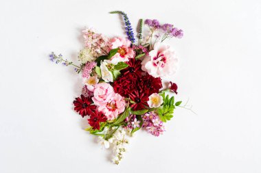 Beyaz üzerinde güzel çiçekler.