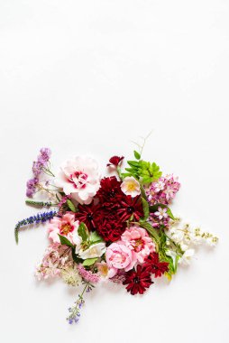 Beyaz üzerinde güzel çiçekler.