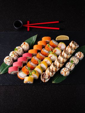 Siyah arka planda lezzetli suşi.