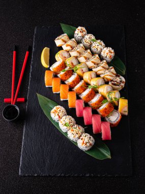 Siyah arka planda lezzetli suşi.