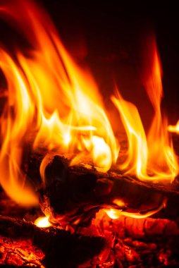 Siyah arkaplanda ateş