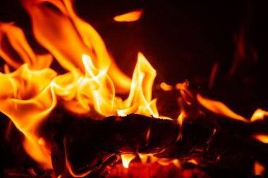 Siyah arkaplanda ateş