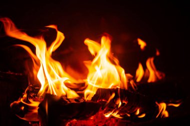 Siyah arkaplanda ateş