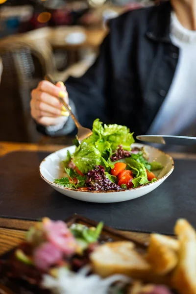 Frau Isst Salat Restaurant — Stockfoto