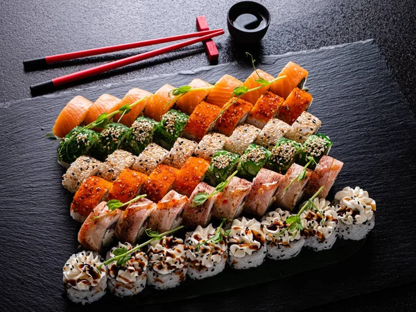 Sabroso Sushi Sobre Fondo Negro —  Fotos de Stock