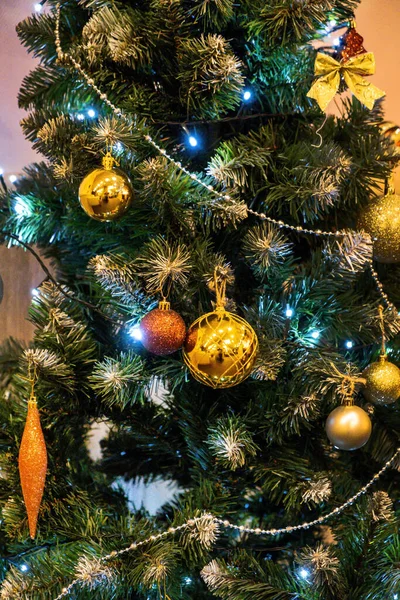 Kerstboom Met Rode Gouden Ballen — Stockfoto