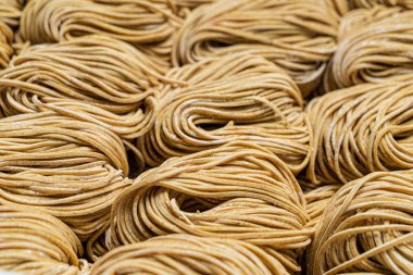  Beyaz arka planda izole edilmiş ahşap bloklarda kurutulmuş yumurtalı erişte..