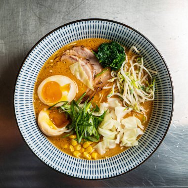 Asya eriştesi çorbası, tavuklu ramen, tofu, sebze ve yumurta, yakın plan.. 