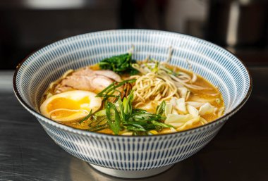 Asya eriştesi çorbası, tavuklu ramen, tofu, sebze ve yumurta, yakın plan.. 