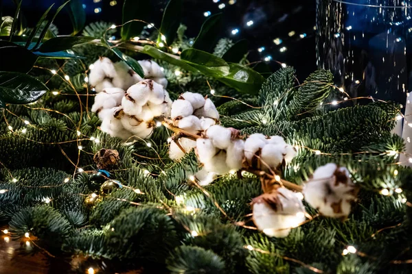 用棉花和蜡烛装饰圣诞 — 图库照片