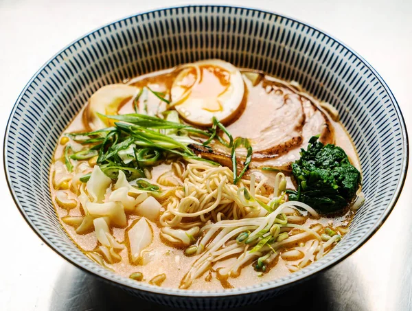 Aziatische Noedels Soep Ramen Met Kip Tofu Groenten Close — Stockfoto