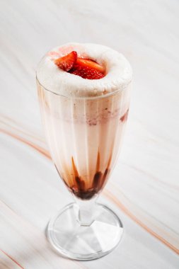 Çilekli ve çikolatalı milkshake.