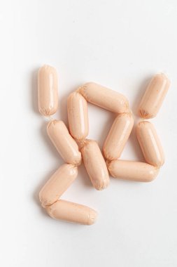 Beyaz arka planda tavuk sosisi