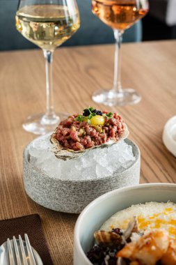 Restoranda ton balıklı tartar.