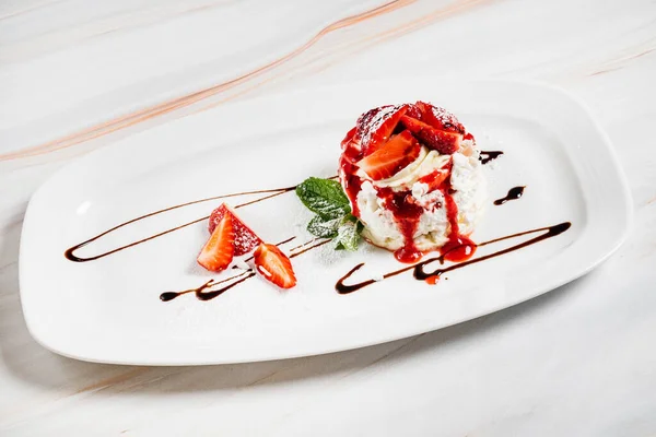 Dessert Met Aardbeien Ijs — Stockfoto