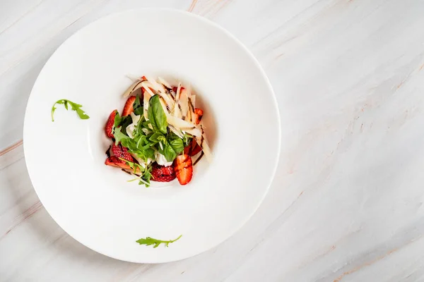 Hälsosam Sallad Med Jordgubbar Marmor Bakgrunden — Stockfoto