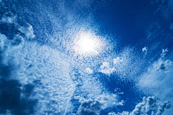 Céu Bonito Com Nuvens Cúmulos Brancos Vento — Fotografia de Stock