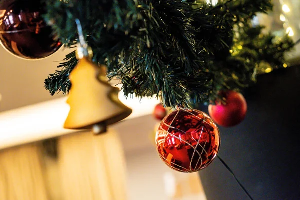 Kırmızı Altın Taşaklı Noel Ağacı — Stok fotoğraf