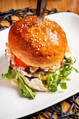 Salata ve soslu lezzetli burger.