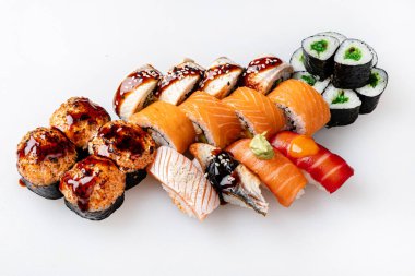 Beyaz arka planda suşi.