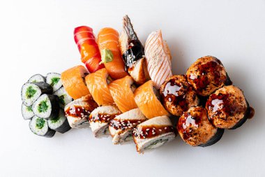 Beyaz arka planda suşi.