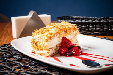 Böğürtlen soslu Napolyon keki