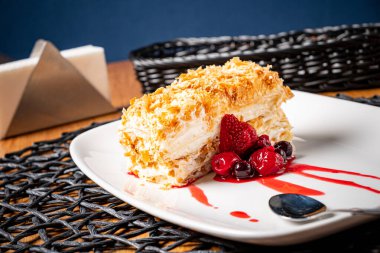 Böğürtlen soslu Napolyon keki