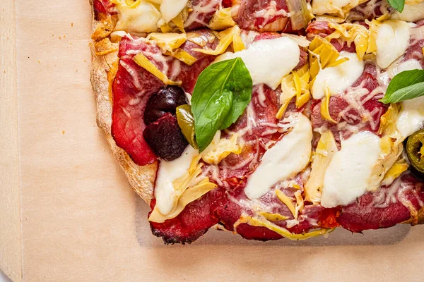 Pizza Italia Lezat Disajikan Atas Meja Kayu — Stok Foto
