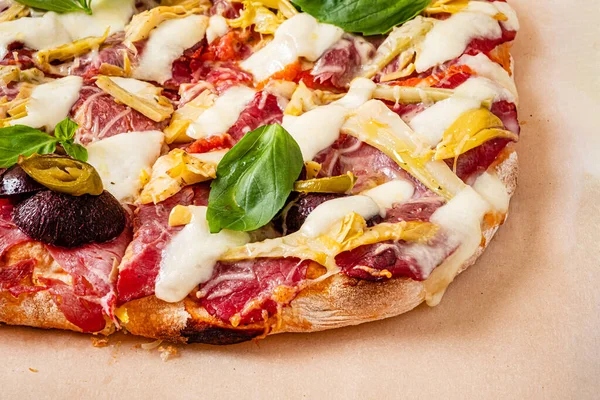 Pizza Italia Lezat Disajikan Atas Meja Kayu — Stok Foto