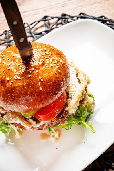 Smakelijke Hamburger Met Salade Saus — Stockfoto