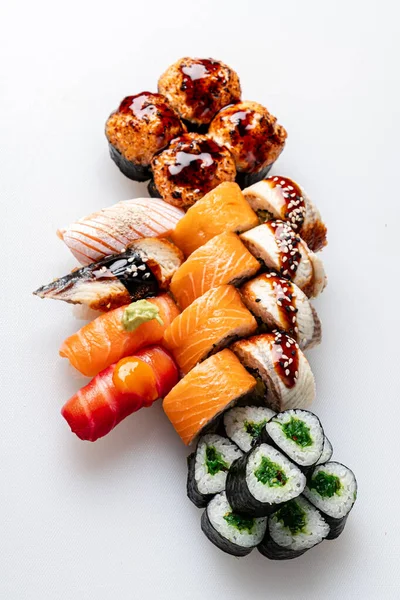 Beyaz arka planda suşi.