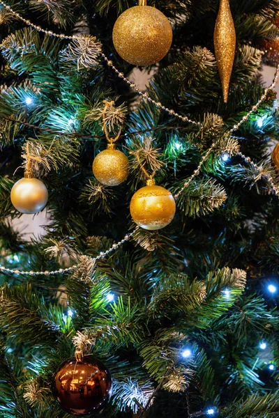 Árvore Natal Com Bolas Vermelhas Douradas — Fotografia de Stock