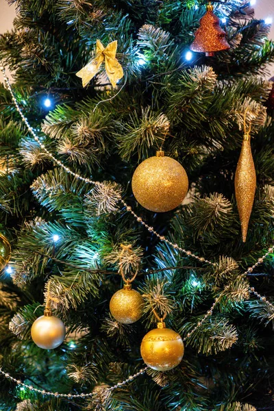 Árbol Navidad Con Bolas Rojas Doradas —  Fotos de Stock